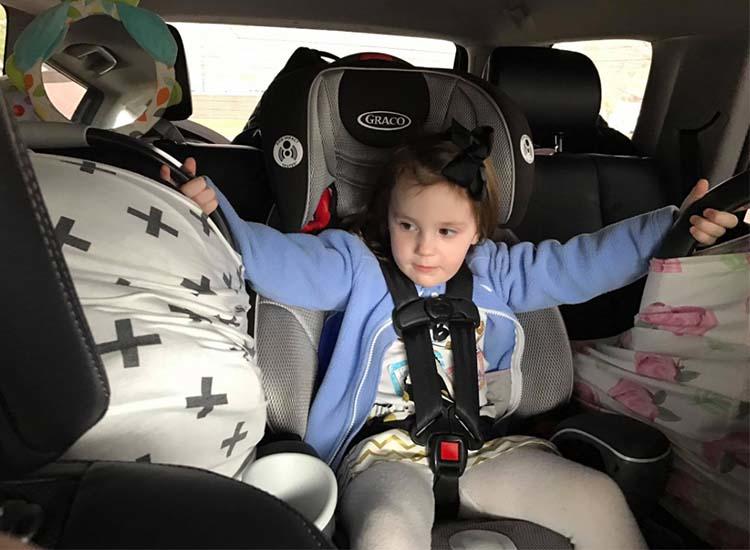 grande soeur jumeaux voiture