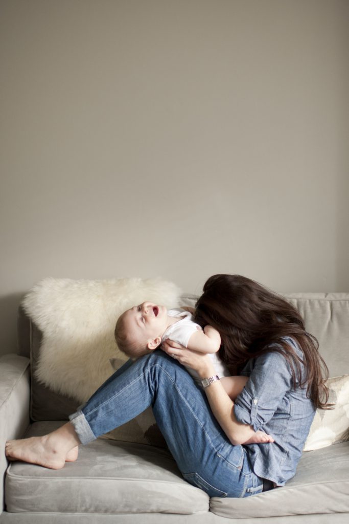 maman et son bébé qui rigole papouille