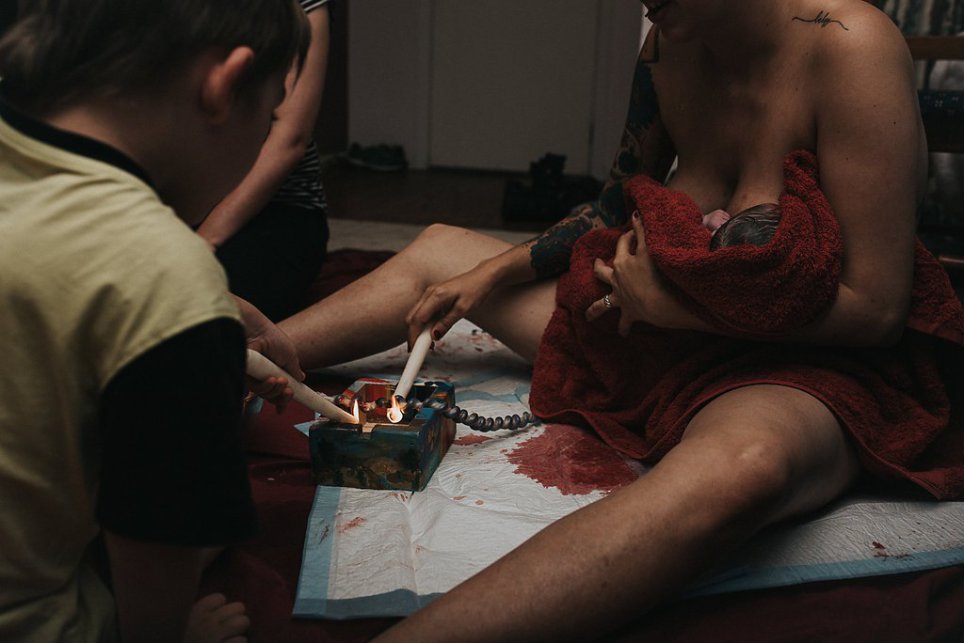 EXCLUSIVE Birth photographer captures intimate cord burning cere