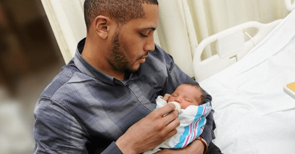 papa-aider-femme-accouchement-neuf-mois