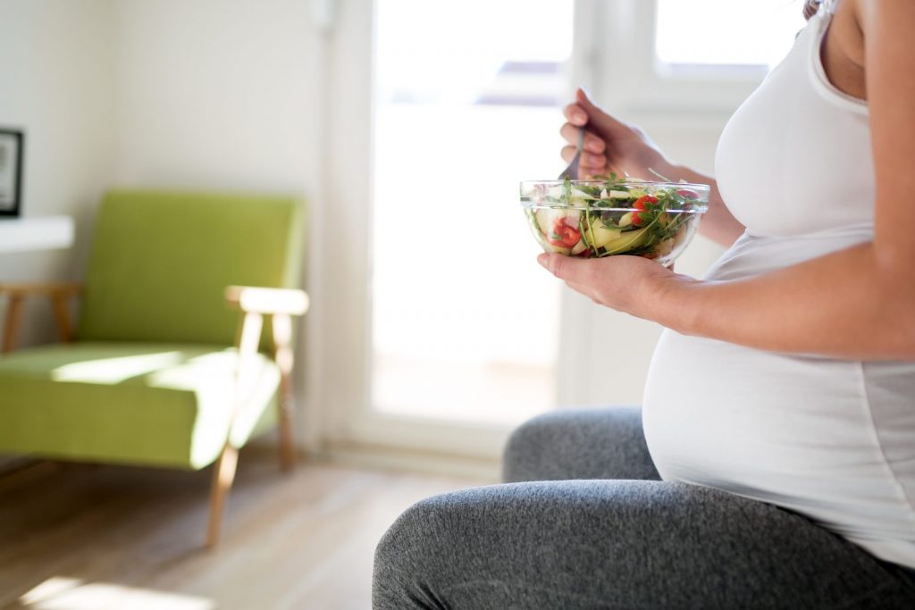femme enceinte qui mange une salade