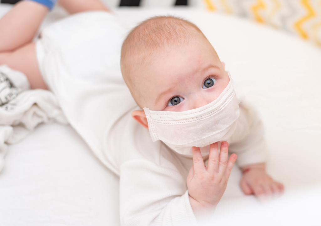 bébé portant un masque chirurgical