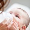 Bébé allergique aux protéines du lait de vache : que faire ?