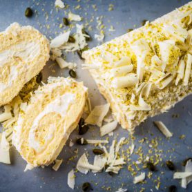 Bûche de Noël recouverte de sa neige au chocolat blanc